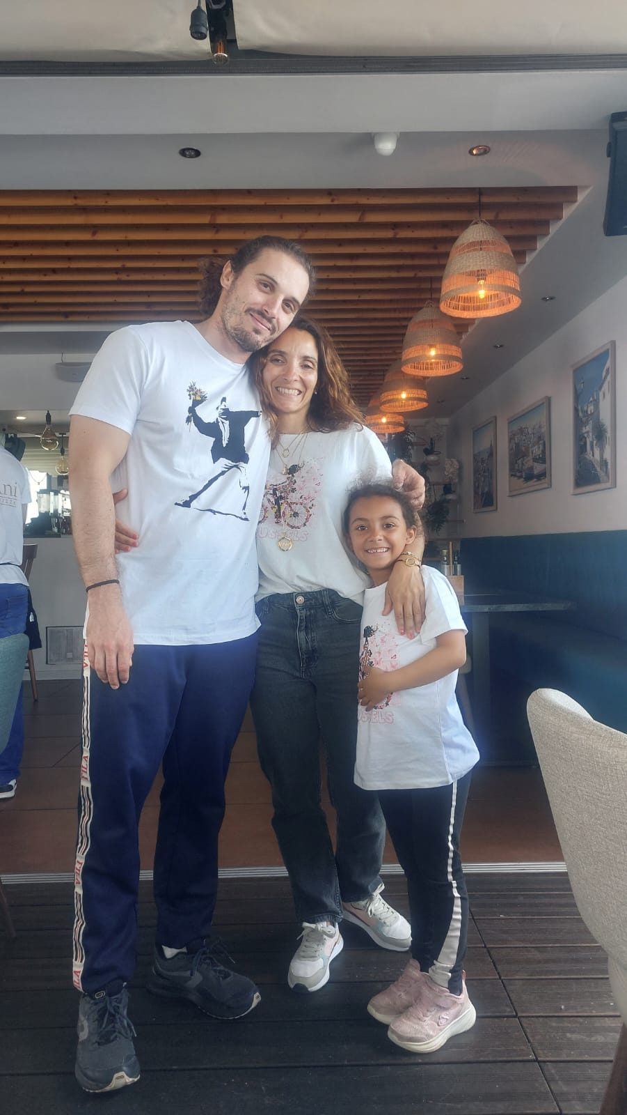 O Guilherme e a Débora abraçados com a filha